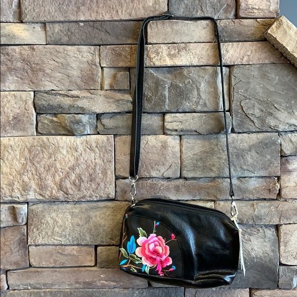 Kong Que Zhi Xiang | Black Floral Embroidered Bag - Picture 2 of 9